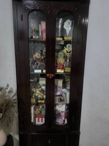 Almari pameran 