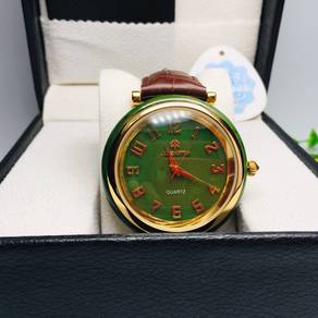 Jam tangan nefrit daripada bahan lombong lama jed