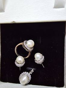 Elegant Pearl Diamond Jewellery Set – Tomei