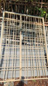 Pintu Besi Depan