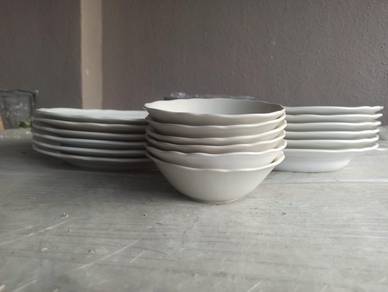 18-Piece White Dinnerware Set for Sale