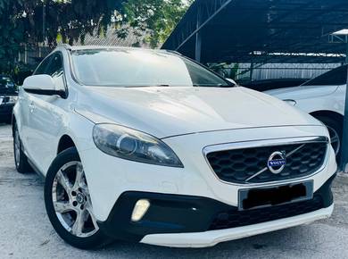 Volvo V40 CROSS COUNTRY T5 in Old Klang Road, KUL