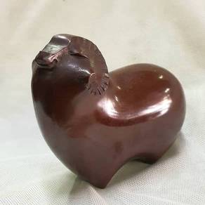 A bronze sheep okimono (figurine) by Saegusa Sotar