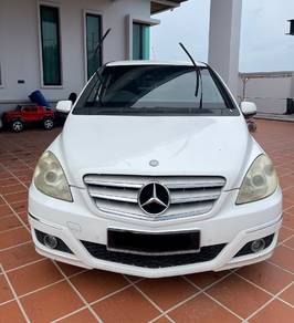 Mercedes Benz B180 180 (CBU) in Paka, TRG
