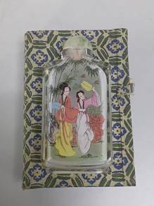 Chinese Inside-Painted Beauty Snuff Bottle | 仕女内画鼻