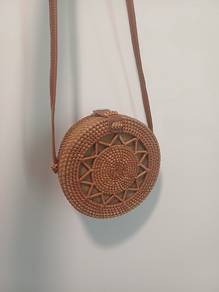 Round rattan bag with leather strap