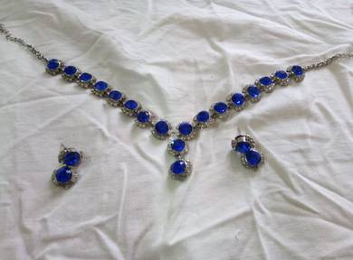 COSTUME JEWELLERY (Blue stone)