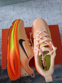 Nike Vomero 18 US 9.5 – Orange Chalk/Black