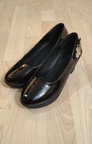 Black short heels witn gold flower