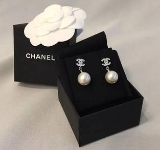Chanel CC drop earring crystal pearl silver