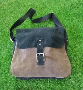 UCB Benetton Original leather sling bag 