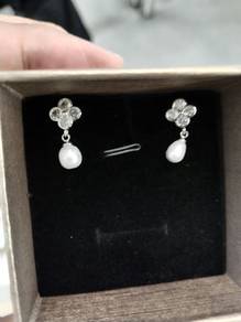 Wah Chan Silver Clover Stud Earrings with Pearl