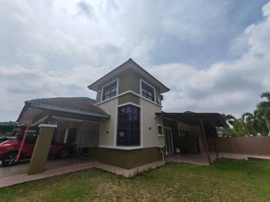 Semi-Detached House For Sale in Sikamat,NSN