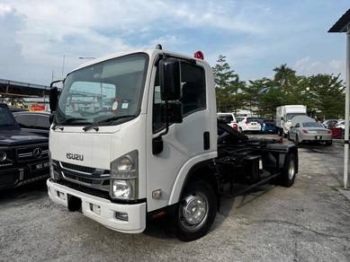 18 Isuzu NPR81 Arm Roll RoRo Local Spec Boleh Loan