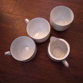 2隻杯 + 糖盛器 + 奶盛器 2 cups + sugar container + milk co
