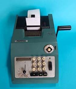 Mesin tunai antik jenama Olivetti