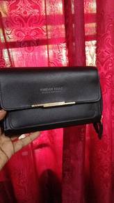 handbag. n purse