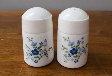 Lada garam Esso gas salt pepper shakers