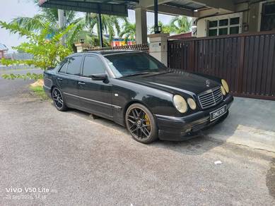 Mercedes Benz E200 200 CLASSIC (CBU) in Melaka Tengah, MLK