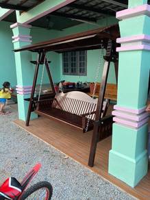 Buaian Kayu Berbumbung Taman 3 Seater⁠
