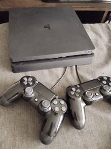 Playstation 4 Slim 1 Tb and 2 controllers