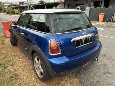 Mini Cooper in Batu Caves, SGR