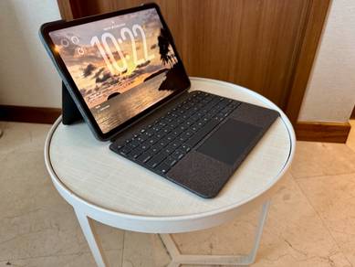 iPad Pro 11 M4 256 Wifi with Logitech Keyboard