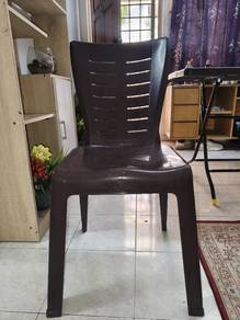 18 Plastic Chairs   4 Tables 