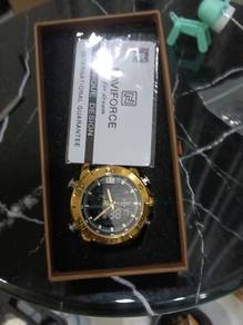 NAVIFORCE Digital Analog Sports Watch。
