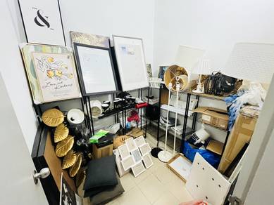 Assorted lights, frames and deco items