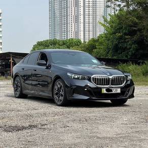 BMW i5 eDRIVE40 M SPORT in Old Klang Road, KUL