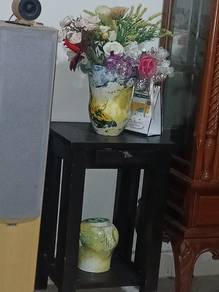 Side table with 2 colourful vases 