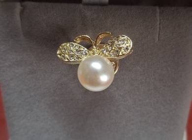 This bee brooch is so high-quality!

