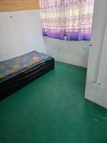 Room in Senai, JHR