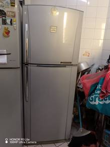peti sejuk ais refrigerator fridge 2 pintu toshiba