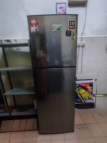 Peti Ais Jenama Sharp
