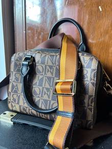 Bonia Medium Sling Bag 9/10 LIKE NEW