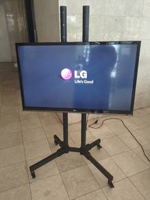 LG 42LS5700 42-inch Smart TV with Stand