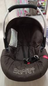 tempat duduk baby dalam kereta
