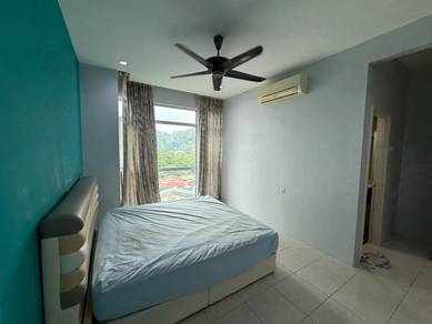 Condominium For Rent in The Peak Residences