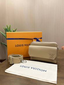 Louis Vuitton Aerogram Fastline Messenger Bag