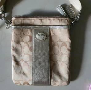 Authentic Coach Sling Bag Free NaRaYa Cosmetic Bag