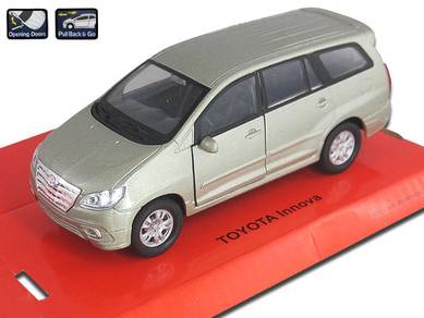 2005 Toyota Innova 1/38 diecast model - silky gold