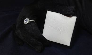 classic round-cut halo Pandora 