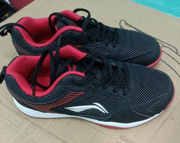 Kasut Badminton Lining