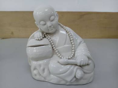 白釉僧人瓷塑摆件 | White-Glazed Monk Porcelain Figurine