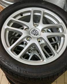 Porsche 17” staggered rims (6.5J front / 8J rear)