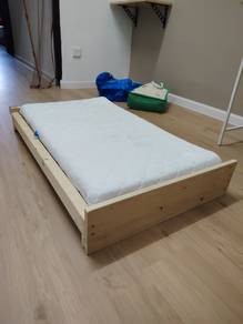 katil lantai kanak-kanak bayi. 