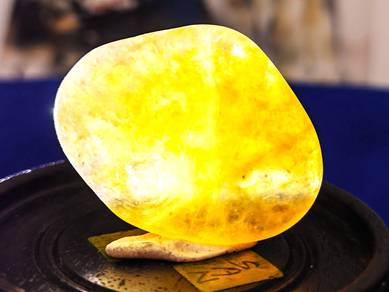 Natural Yellow Polished Crystal Stone Palm Stone