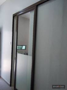 Pintu Sliding Gantung Aluminium Kaca